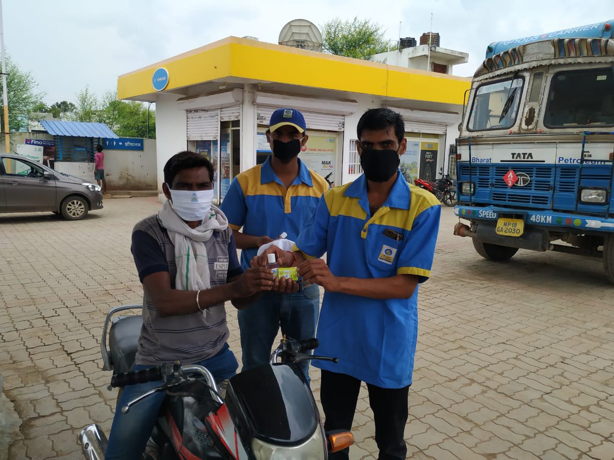 BPCRetailJBP's tweet photo. Mask and Sanitizer distribution during Swachhata Pakhwada at M/s Z.S. Vishindasani, Dist. Shahdol @BPCLimited @BPCLRetail @rakeshsinhabpc @abhishekgaurbpc https://t.co/tU29NODLnm