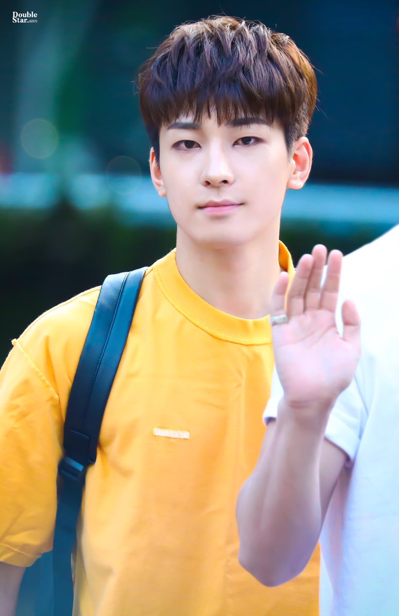 DoubleStar_mgdk's tweet photo. 핸섬 저너누 생일 축하빵야 😼

190628 뮤직뱅크 출근
#Happy_WONWOO_Day #원우 #Wonwoo #jeonghan #scoups #mingyu #세븐틴 #SEVENTEEN https://t.co/FcPPLdtYMs