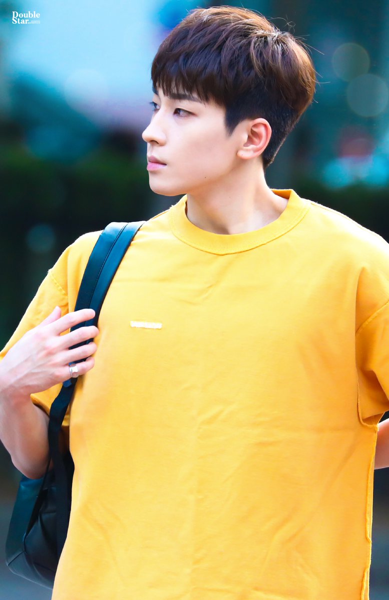 DoubleStar_mgdk's tweet photo. 핸섬 저너누 생일 축하빵야 😼

190628 뮤직뱅크 출근
#Happy_WONWOO_Day #원우 #Wonwoo #jeonghan #scoups #mingyu #세븐틴 #SEVENTEEN https://t.co/FcPPLdtYMs