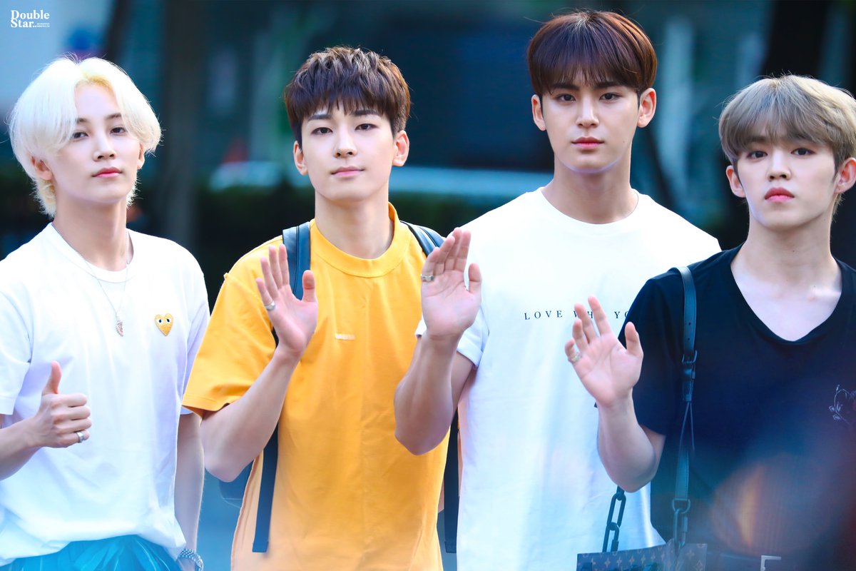DoubleStar_mgdk's tweet photo. 핸섬 저너누 생일 축하빵야 😼

190628 뮤직뱅크 출근
#Happy_WONWOO_Day #원우 #Wonwoo #jeonghan #scoups #mingyu #세븐틴 #SEVENTEEN https://t.co/FcPPLdtYMs