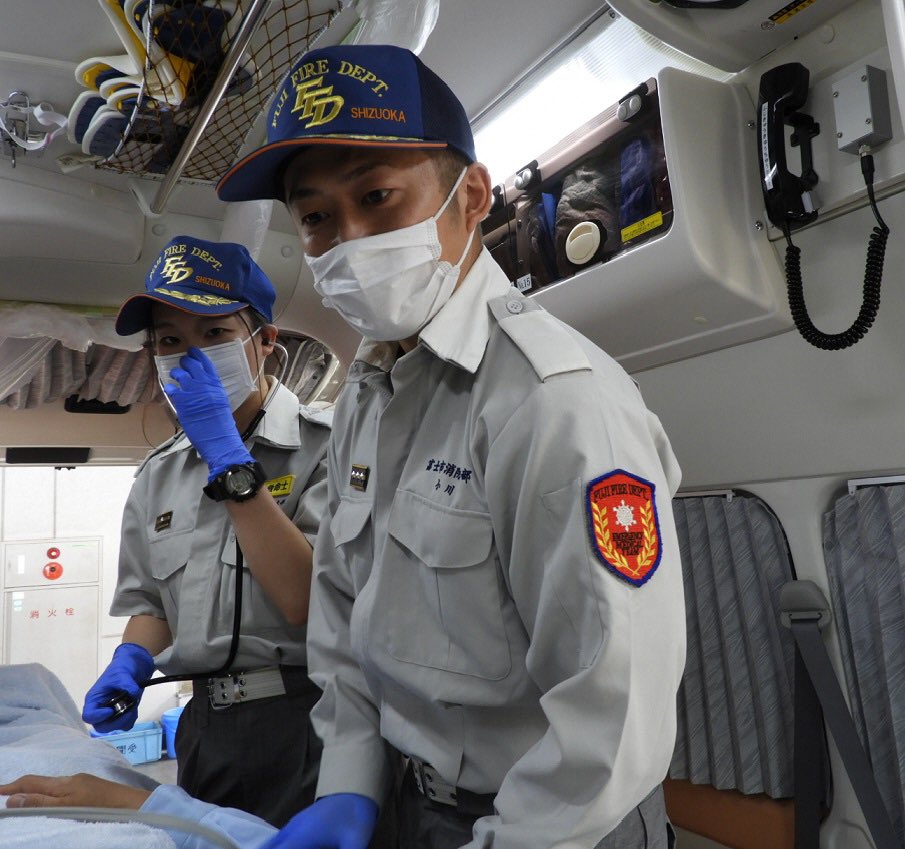 富士市消防本部 富士市 では火災は減少傾向ですが救急件数は右肩上がりとなっています 今回紹介するのは 中央救急隊の 救急隊員 小川消防士長 救急車の機関員 運転手 も担当する中堅 救急救命士 の資格取得を目指しています 市民ニーズが増す救急