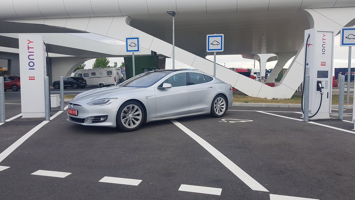 Carlos_DG_kWh's tweet photo. El martes a las 17h he recogido un Model S 90D CPO en Neuss (Alemania) y he llegado a Brunete (Madrid) el Miércoles a las 21h, con parada a dormir en hotel de noche

Casi 1.900km y un consumo medio de 20,1 kwh/100km con un pequeño tramo de autobanh a 170kmh y Francia a 135km/h https://t.co/VMv9qlEY9q
