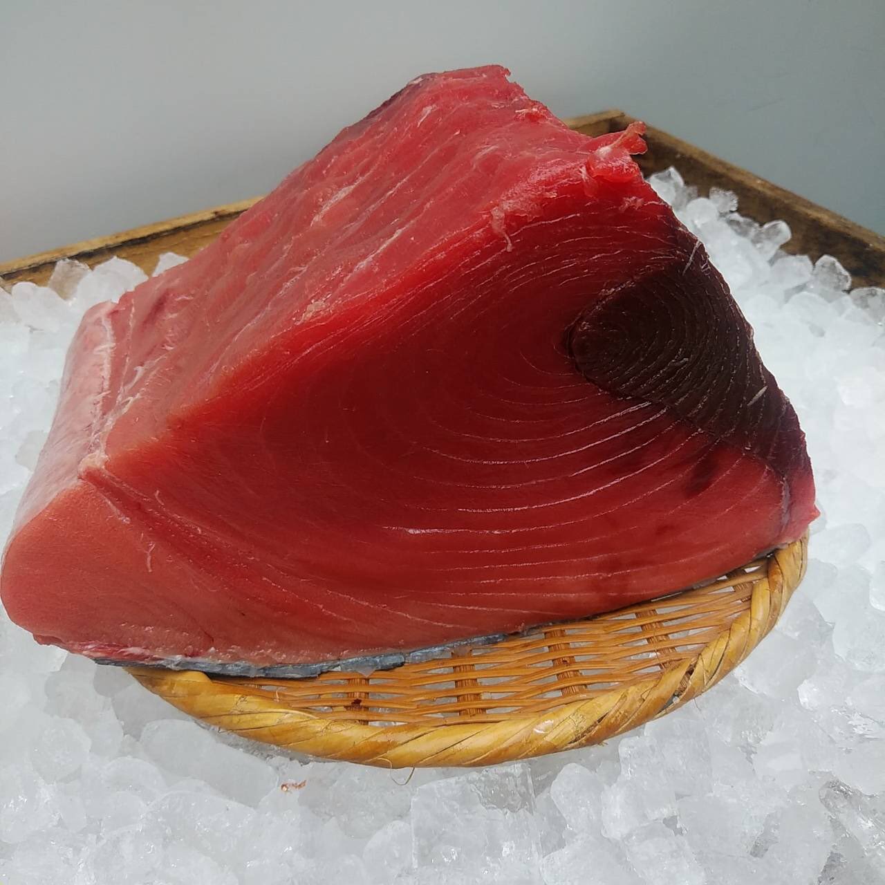 旬の味 とくり こんにちは 今年の梅雨は長いですね 今日は久々に本マグロが入りました 珍しいところはギンポ 天ぷらがいいですね あとは生しらす ホヤ つぶ貝あたりがオススメです 本マグロ つぶ貝 ギンポ 水ナス 鮎 ヤングコーン 岩牡蠣