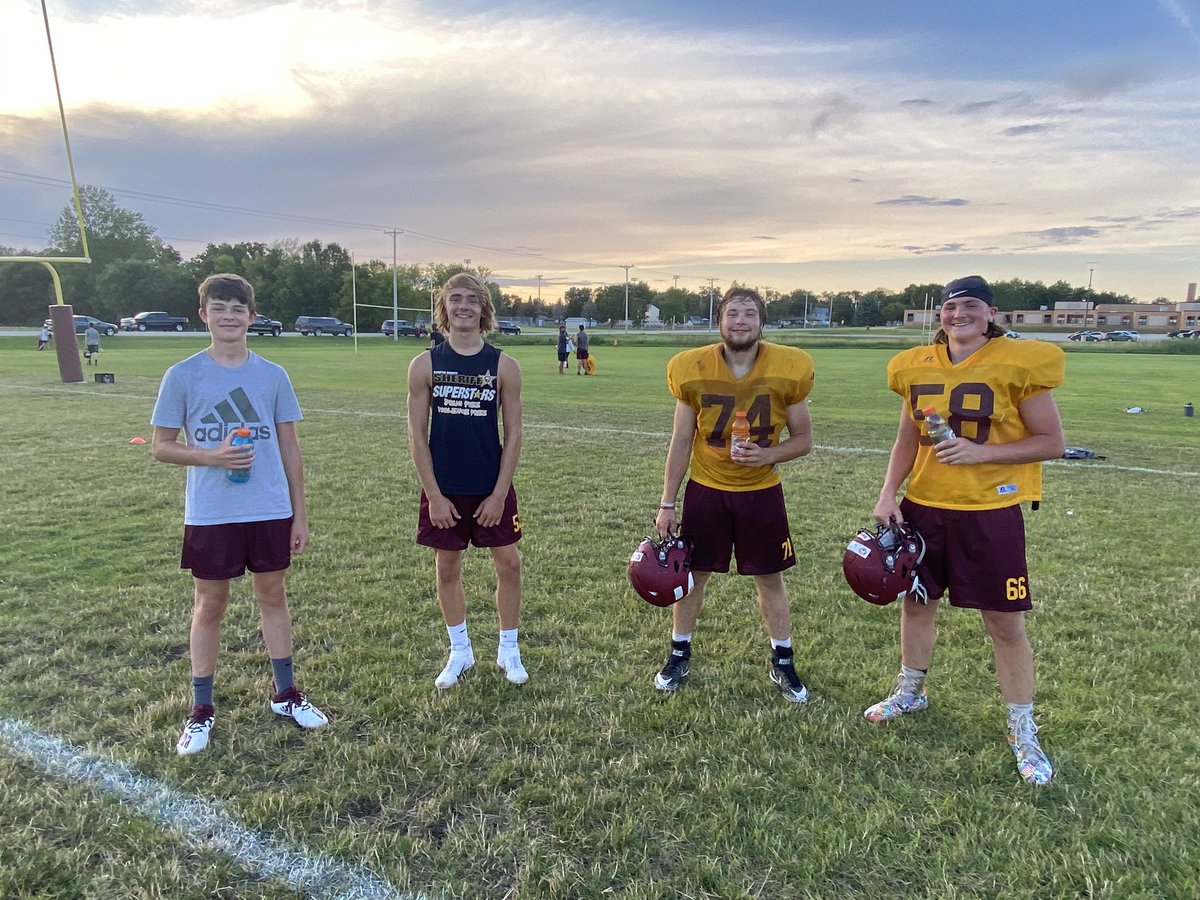StewieFootball's tweet photo. Awesome finish to our second set of OTAs! Very proud of our athletes for finishing the week strong... #Family award winners tonight are Charlie Wood, Zach Schreiber, Christian Sackett and @Grantle49134735 #TeamFirstMeSecond #TigerPride https://t.co/oXYnBlfQzH