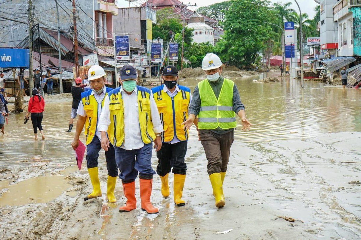 jokowi's tweet photo. Dukacita yang mendalam atas jatuhnya korban jiwa karena bencana banjir bandang di Kecamatan Masamba, Luwu Utara, Senin lalu. 

Saya telah memerintahkan Menteri PUPR untuk ke lokasi bencana bekerja sama pihak terkait melakukan penanganan darurat, dan memulihkan kondisi Masamba. https://t.co/aF72dwk0Bn