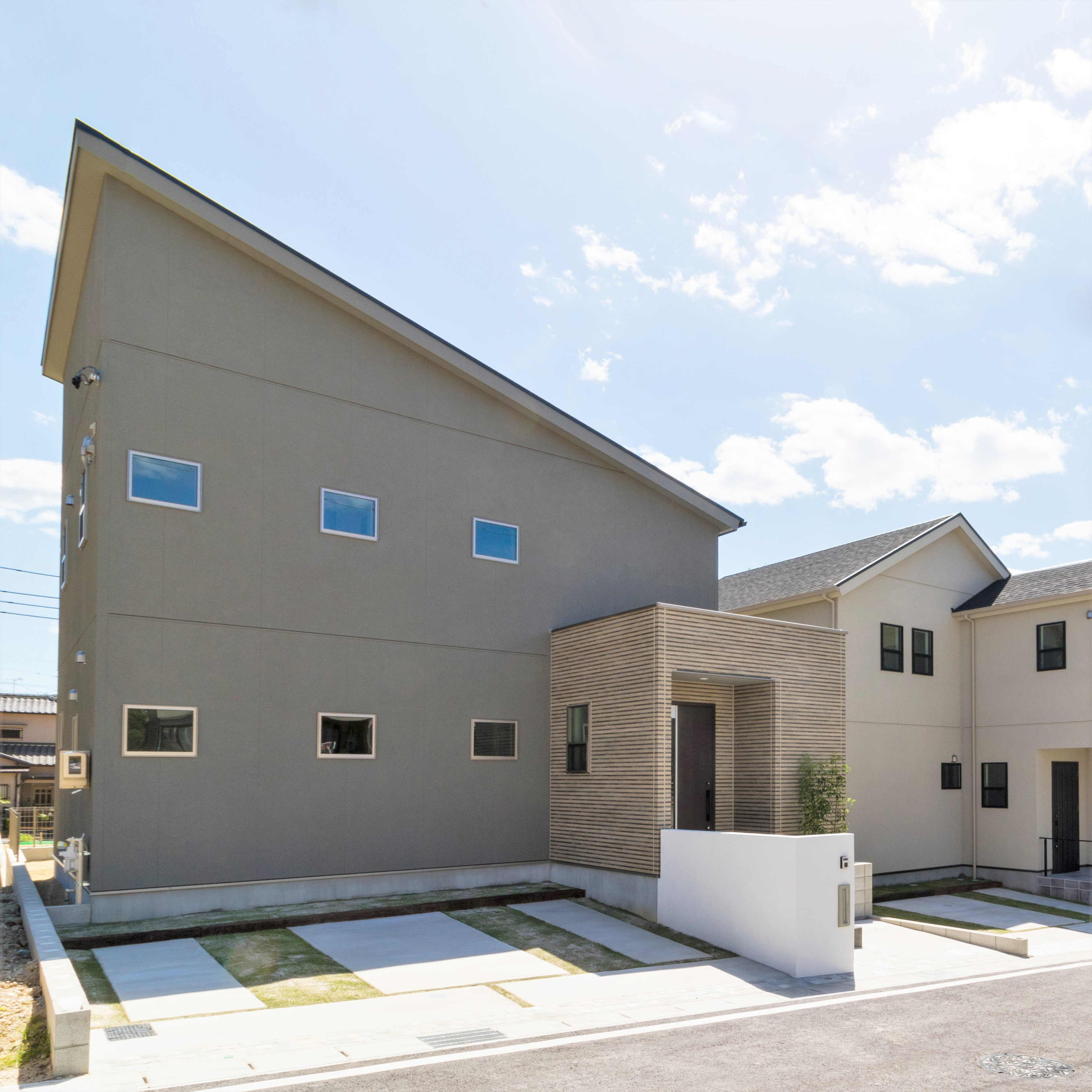 تويتر ジャストの家 على تويتر グレー ベージュの外壁と片流れ屋根がおしゃれな家の建築実例です モダンな中にも 少しやわらかな印象を与えてくれるニュアンスカラーが魅力の外観デザインです 注文住宅 注文住宅愛知 デザイン住宅 外観 外観デザイン