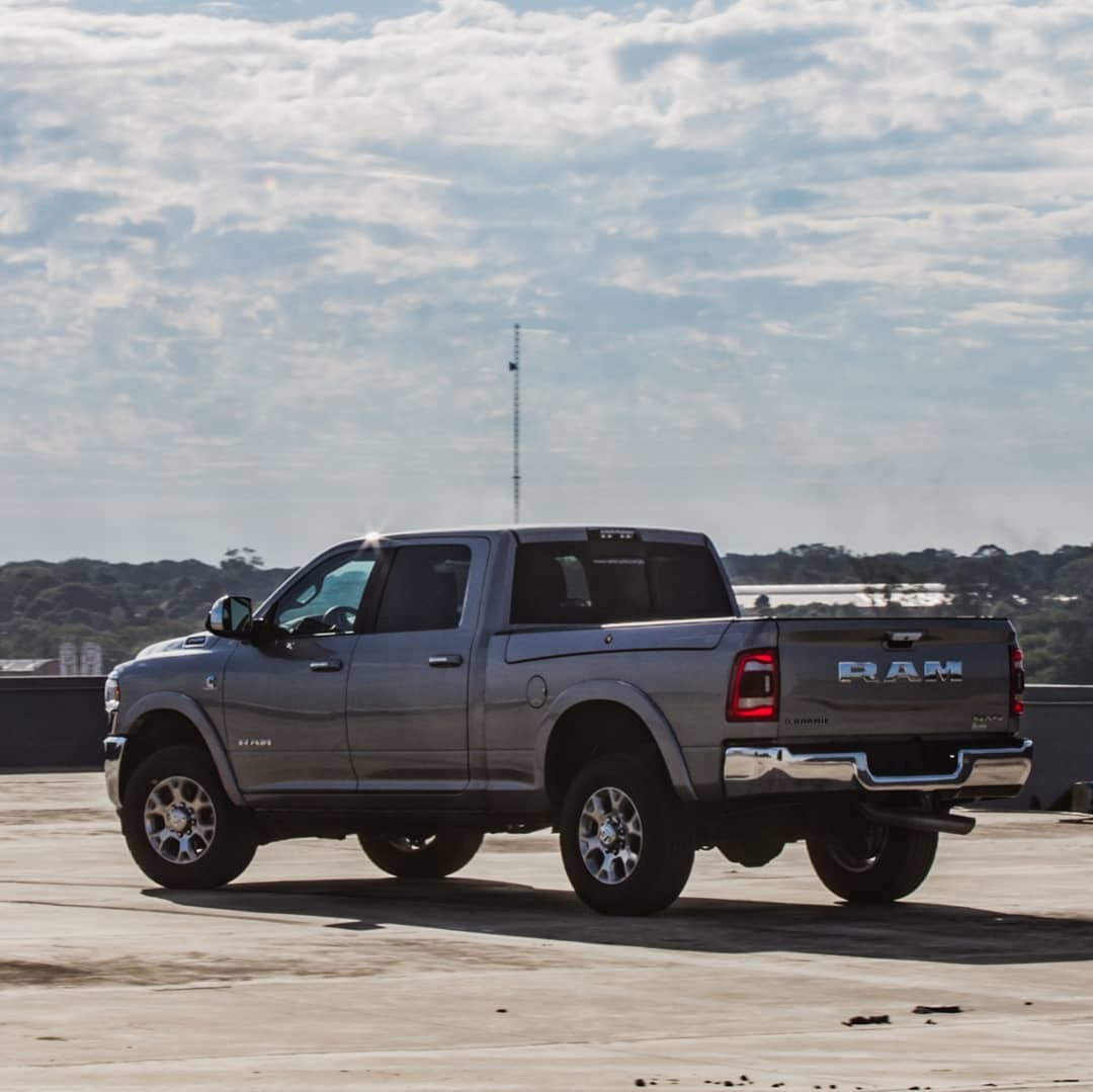 RevistaClaseA's tweet photo. El #GrupoGarden presenta la nueva RAM 2500 lista para
arrastrar hasta 9000 Kg. #CapazDeTodo, con una capacidad de carga de hasta 1100 kilogramos, motor Cummins 6.7 turbodiésel con seis cilindros en línea con 365HP. nuevo diseño, con pantalla de 7”.#RAM2500 #AbreTuPropioCamino https://t.co/fhnMyxUYuY