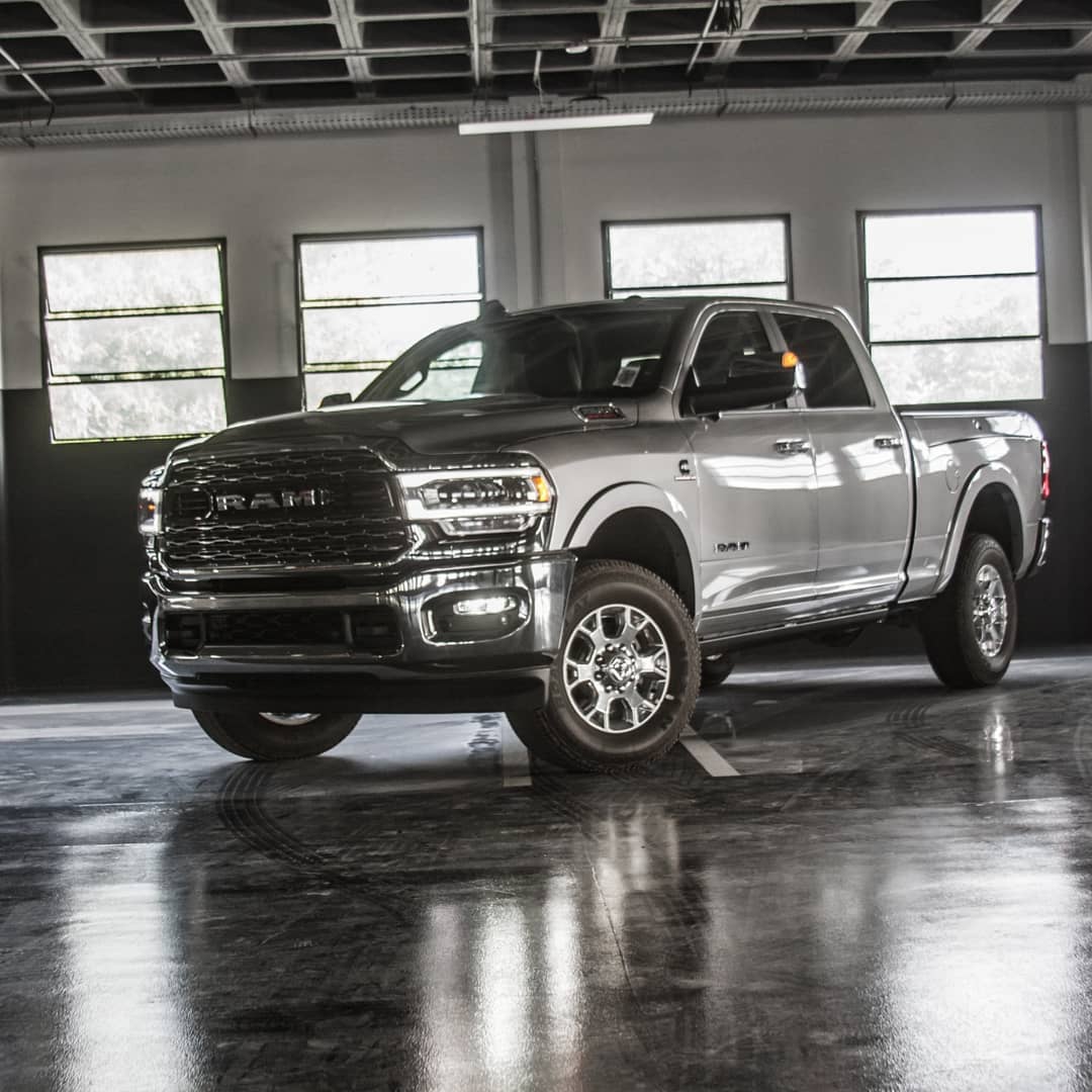 RevistaClaseA's tweet photo. El #GrupoGarden presenta la nueva RAM 2500 lista para
arrastrar hasta 9000 Kg. #CapazDeTodo, con una capacidad de carga de hasta 1100 kilogramos, motor Cummins 6.7 turbodiésel con seis cilindros en línea con 365HP. nuevo diseño, con pantalla de 7”.#RAM2500 #AbreTuPropioCamino https://t.co/fhnMyxUYuY