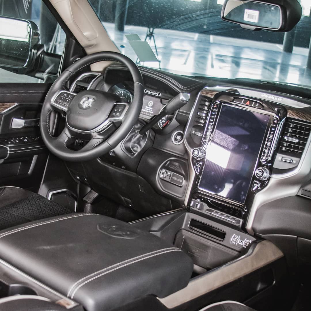 RevistaClaseA's tweet photo. El #GrupoGarden presenta la nueva RAM 2500 lista para
arrastrar hasta 9000 Kg. #CapazDeTodo, con una capacidad de carga de hasta 1100 kilogramos, motor Cummins 6.7 turbodiésel con seis cilindros en línea con 365HP. nuevo diseño, con pantalla de 7”.#RAM2500 #AbreTuPropioCamino https://t.co/fhnMyxUYuY