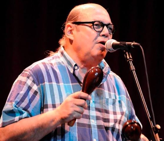 guadalupevaldez's tweet photo. No hay palabras para expresar el dolor. La impotencia ante tu despedida fisica. Tus canciones tu voz tu compromiso tu amor es tu legado. Gracias Vitico!!! Zobeyda Ami les queremos infinitamente en este momento de inmenso dolor y siempre. https://t.co/OxiEDFdhuK