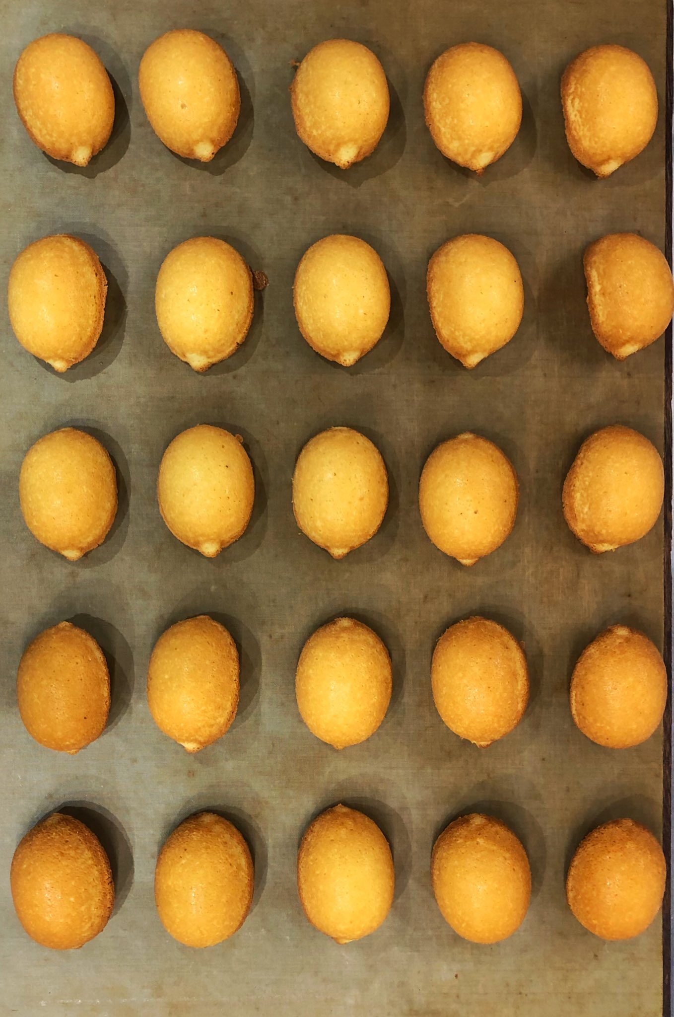 フランス菓子エリティエ 徒然 レモン ケーキ レモンの形をした可愛いケイクです 手頃な大きさと レモンの甘酢っぱいお味で人気者 季節の手土産やお中元におすすめです こちらの商品は エリティエ通販でお求め頂けます T Co