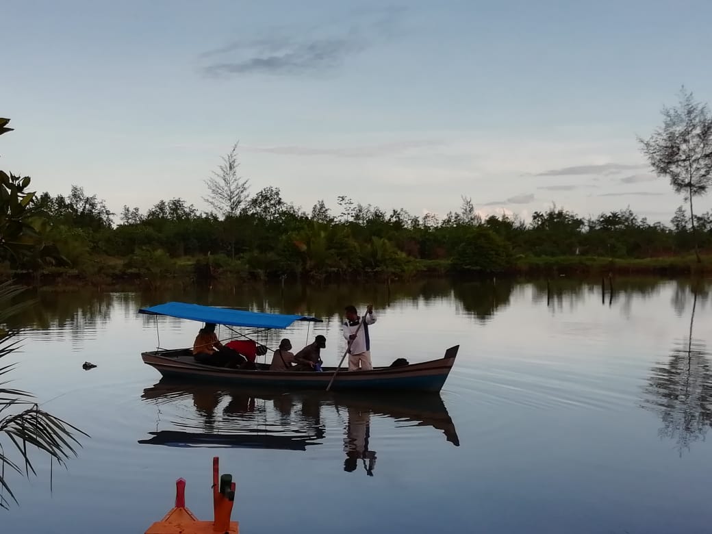 DirektoratP4K's tweet photo. #SahabatBahari
Kali kita menuju ke Kab.Pesisir Selatan dan Kab Pasaman Barat untuk survey lokasi penanaman mangrove. Kasubdit Restorasi bpk @HeryGDaulay ikut terjun langsung ke lapangan bersama @bpsplpadang .
#SemangatTim πͺ https://t.co/OLJdHgUlEM