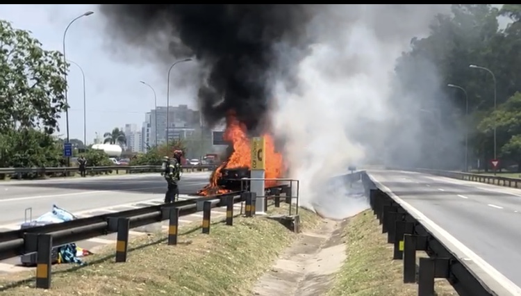 MalagoWagner's tweet photo. My GLC43 AMG SPONTANEOUSLY CAUGHT FIRE IN BRAZIL WITH ME AND MY FAMILY (including my 6 and 7 yo kids). Fortunately we got out quickly.@MercedesBenz in Brazil didn't care to investigate. It was in Oct/19. Now we have another GLC on fire. How do you explain that now @MercedesBenz? https://t.co/orbo8SfdGQ
