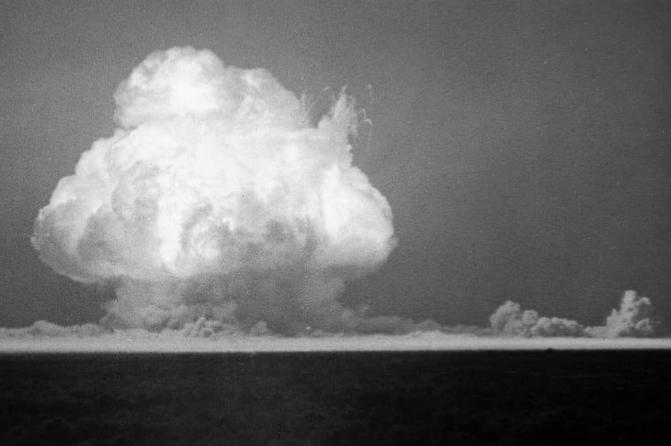MissDoraGreaves's tweet photo. Today in 1945, the Trinity Tests in New Mexico detonated the first nuclear weapon, a device of the same design later used on Nagasaki later that year, with psychotic nuclear proliferation having haunted us ever since.
#History #trinitytests #coldwarhistory https://t.co/oQDpK5uQqx