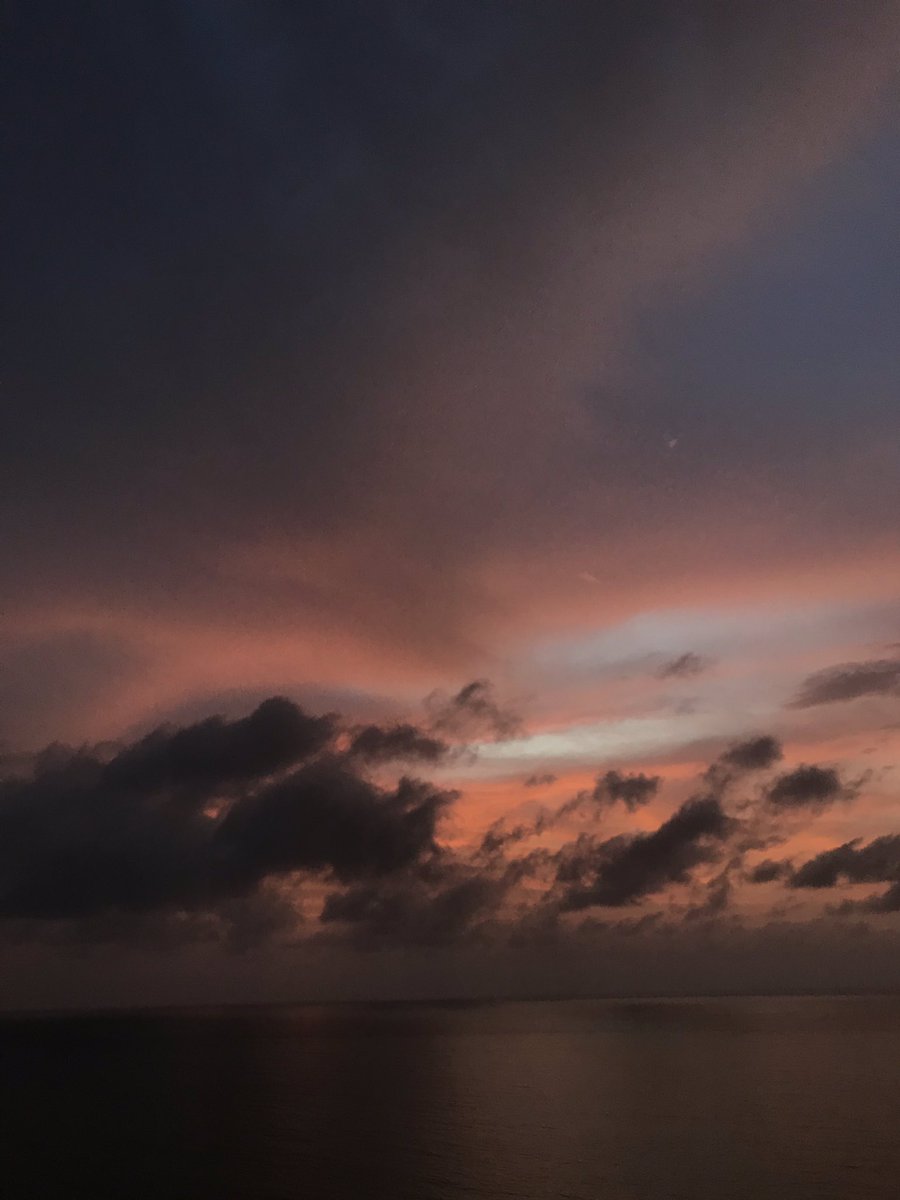 valemalopez's tweet photo. El cielo estaba hermoso y yo me entrometí. https://t.co/INtQKM0qiF