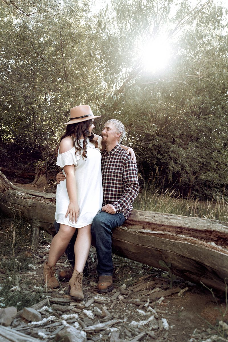AshleyBoydPhoto's tweet photo. Couple Shoot 💕🌿#Miniphotoshoot #UtahPhotographer #CoupleShoot #PortraitPhotographer #UtahPhoto https://t.co/VPphMD6XsK