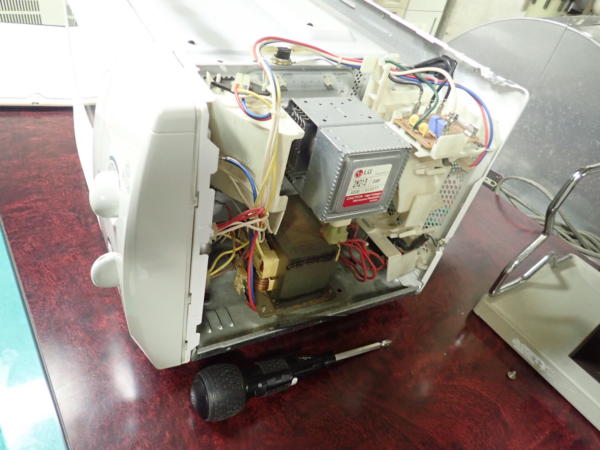 木谷 茂 Shigeru Kitani 現場の電子レンジが動かない と Sos 電源コードには断線がなく 検電器でも電気は来ている 内部点検 15aの ガラス管ヒューズ交換で電源入る マグネトロンや冷却ファンは問題無さそうで 修理完了 Sdgs 時代 使える