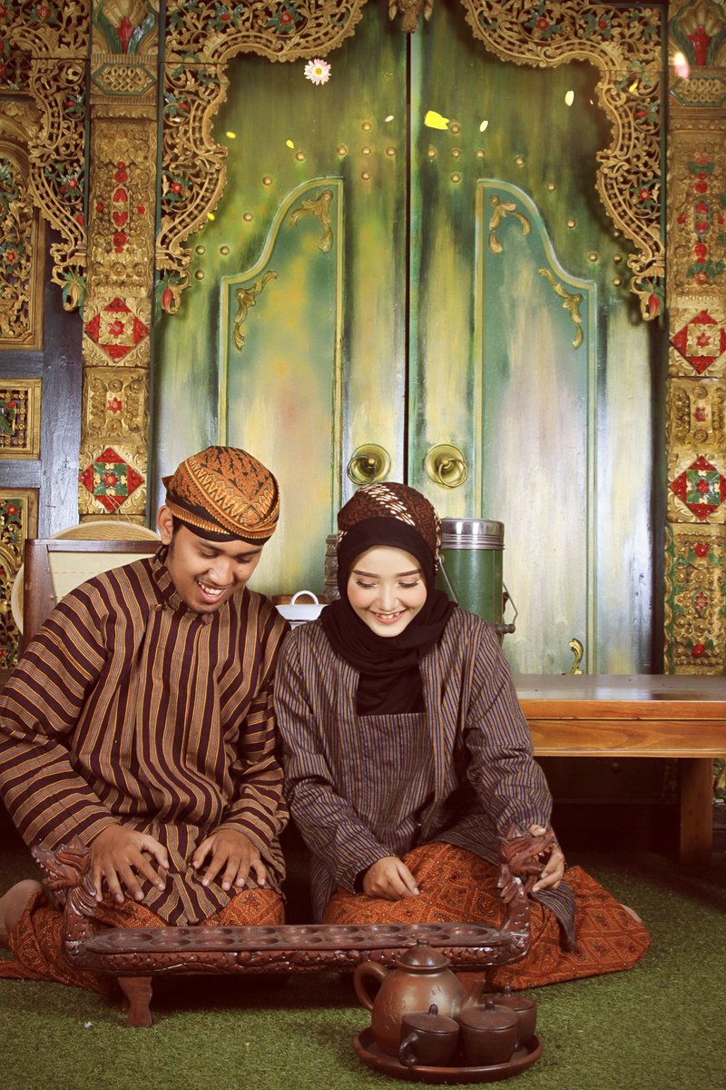 MrsWdyswr's tweet photo. Aku sunda dan Suamiku #jawa 

Aku ora isin. Ora masalah ketok ndeso. Sing penting eman lan iso ngerumat awkdewe, nrimo nompo opo anane, bertanggung jawab👍

Opo maneh pas diceluk "Dek.." terus tak jawab "Dalem mas.." Huuhh iku yo adeemmm tenan rek😂🥰 https://t.co/CMqLLy0fVB