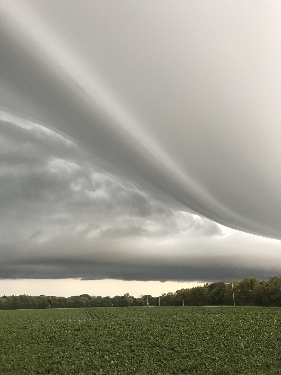Shelf cloud moving through Butler County in Kansas just south of El Dorado. @FrankWaughKAKE @JayPraterKAKE @ReedTimmerAccu @JimCantore @twcMarkElliot @TheWeatherCH @KSNStormTrack3 @PrairieChasers @breakingweather @weatherchannel @GMA @TODAYshow @CNN @FoxNews
