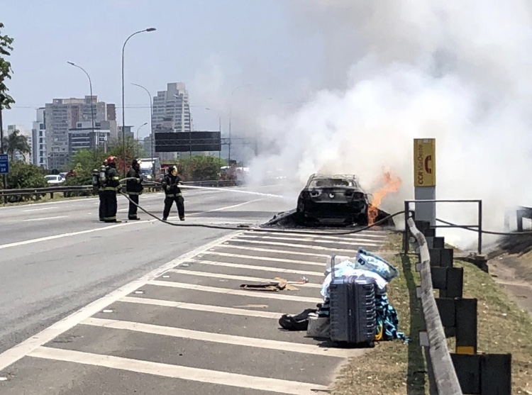 MalagoWagner's tweet photo. @JennyWCVB @ToddKazakiewich My GLC43 AMG SPONTANEOUSLY CAUGHT FIRE IN BRAZIL WITH ME AND MY FAMILY (including my 6 and 7 yo kids). Fortunately we got out quickly.@MercedesBenz in Brazil didn't care to investigate. It was in Oct/19. Now we have another GLC on fire. How do you explain that now @MercedesBenz? https://t.co/1kFSybs1mK