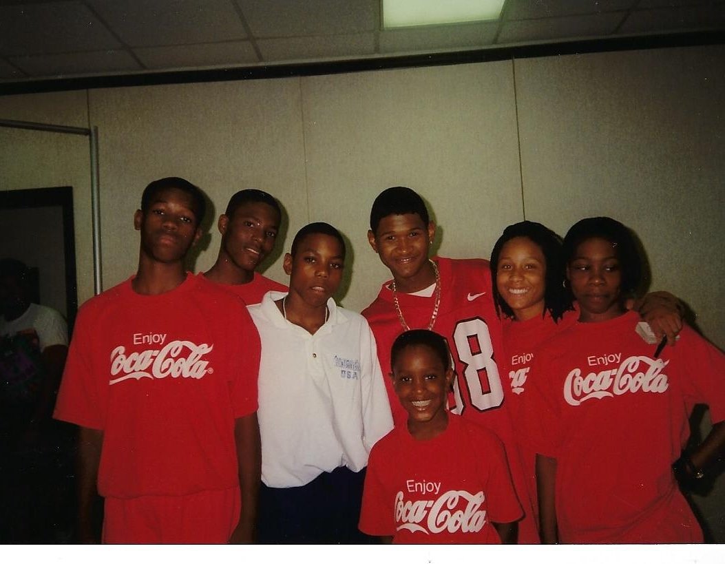 KiDsGyMUSA's tweet photo. KidsgymKids with Grammy Award Winning Superstar @usher with the KidsgymUSA TOPGUN Tumblers; Eric Locklin, Jabbar Enahora, Rupert Breedlove, Keedra Keeley and Fanitra Wilkins taken in the summer of 1995 at Lakewood Amphitheater.  
 #KidsgymUSA #kidsgymnastics #kidsgymkids #atlanta https://t.co/vAMbK88hTv