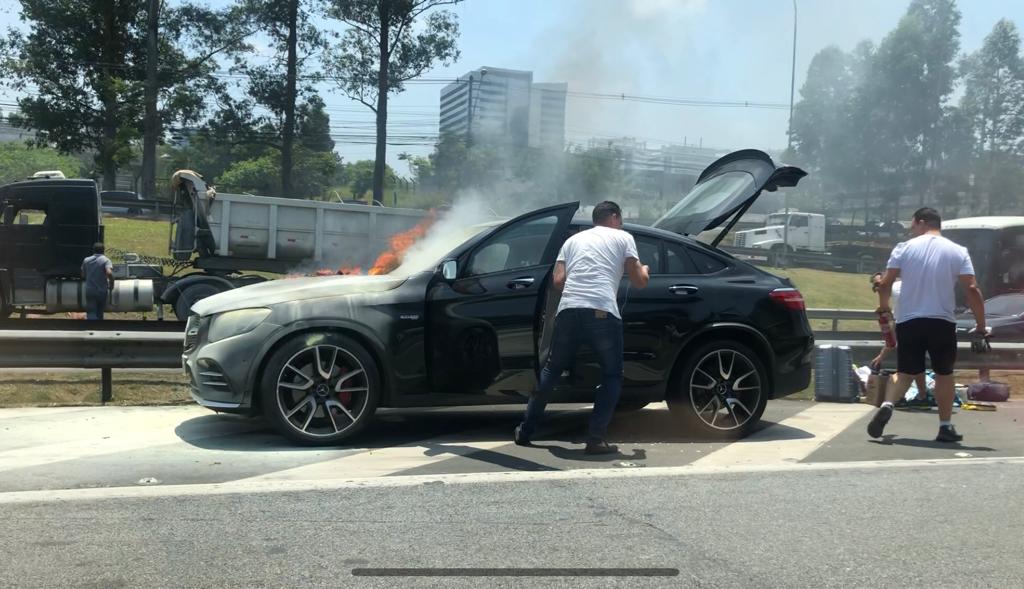 MalagoWagner's tweet photo. @ksullivannews My GLC43 AMG SPONTANEOUSLY CAUGHT FIRE IN BRAZIL WITH ME AND MY FAMILY (including my 6 and 7 yo kids). Fortunately we got out quickly.@MercedesBenz in Brazil didn't follow through to investigate. It was in Oct/19. Now we have another GLC on fire. How that can be explained? https://t.co/k49rz3xneq