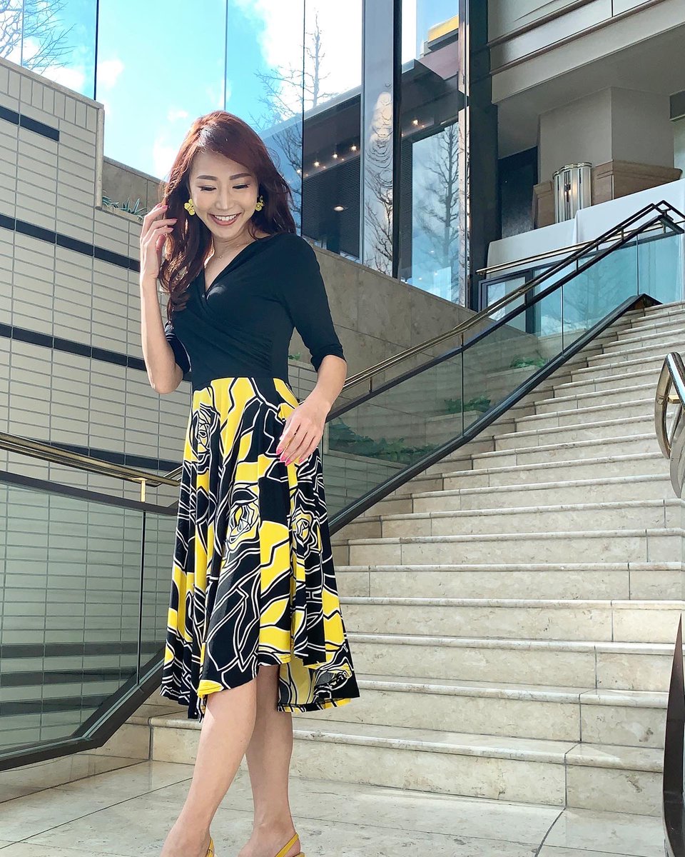 stylepoint_jp's tweet photo. #sp
#新商品　追加しました　

ブラックベースにイエローローズを描いた華やかなカシュクールワンピース
上半身はしなやかにフィットし、ランダムな裾が動くとふわっと広がります🌹

#大人ワンピ
#ワンピース #ワンピースコーデ #ワンピ #綺麗めコーデ 

#セレクトショップ 
https://t.co/iP0zCVm1MI https://t.co/E9nQpTK7df