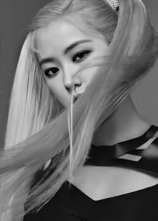ROSEANNE_DAYS's tweet photo. [📷] A clearer version of #ROSÉ pictures inside 'How You Like That' special edition photobook 

Cr : @.BEHIEN0211 
#BLACKPINK #블랙핑크 #ROSÉ  #로제 @BLACKPINK https://t.co/D4RnVk3WZJ