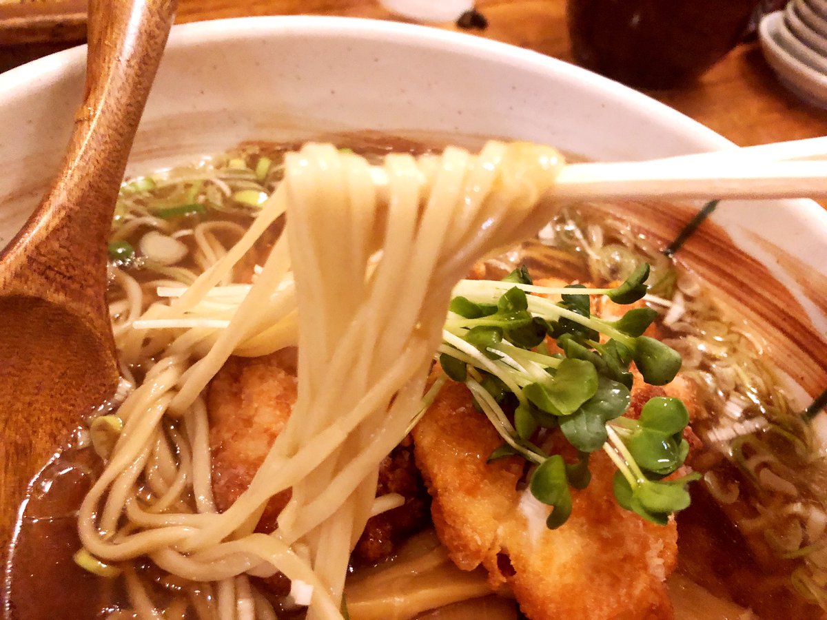 スワちゃん オッちゃんエステティシャン 新宿にある新高揚にて こうようラーメン1 040円 麺はお蕎麦のような細麺で食べやすく美味しいです 鶏ササミの唐揚げがのっているのが特徴的 平日のランチタイムは日替りで対象商品の値引きがあるようです