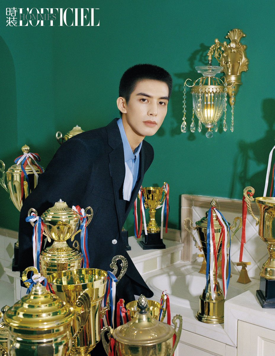 TrendingWeibo's tweet photo. #SongWeilong covers the August 2020 issue of L'Officiel Hommes China.

Full spread: https://t.co/u6Pu5jxX6N

#宋威龙 https://t.co/ternNdLEX3