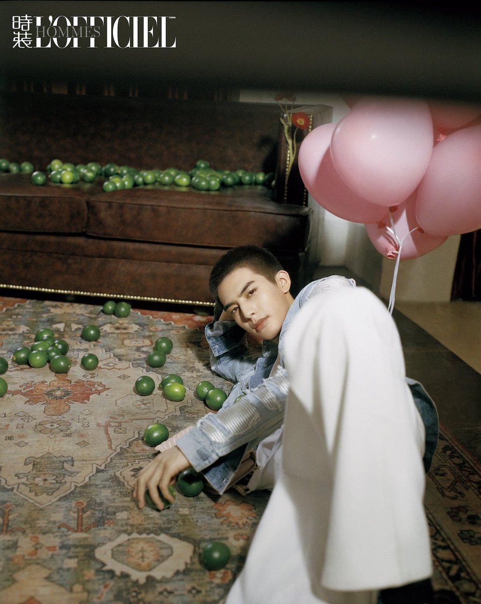TrendingWeibo's tweet photo. #SongWeilong covers the August 2020 issue of L'Officiel Hommes China.

Full spread: https://t.co/u6Pu5jxX6N

#宋威龙 https://t.co/ternNdLEX3
