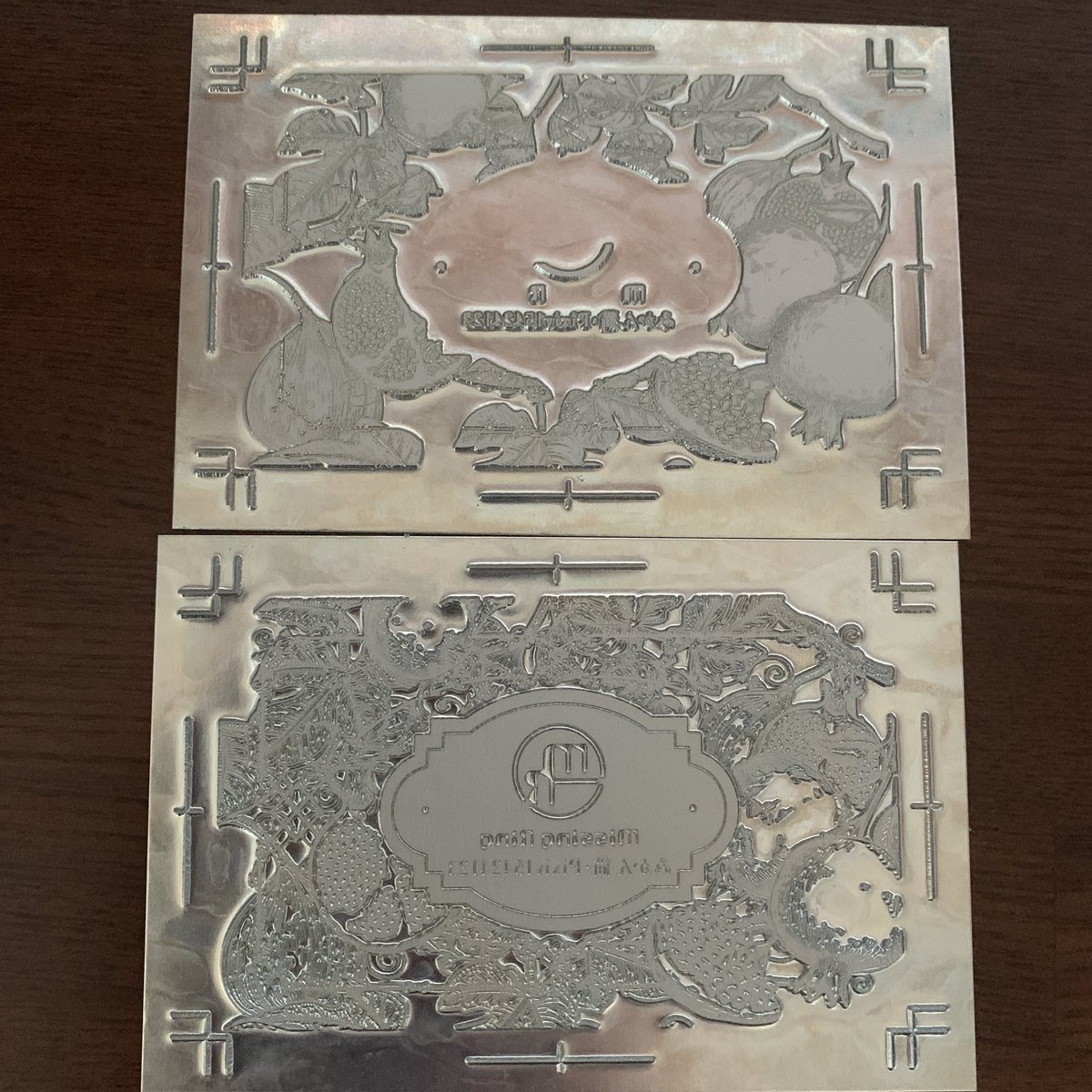 コスモテック社にお願いしたサークル名刺のお任せ箔押し名刺届きました！
デザインはCDのナカムラ様（<a href="/CDworks_/">Chrono Design.</a> ）。柘榴の細かい線画が超絶技巧で狂いなく箔押しされててスゴい🤣
同じデザインなのに、箔が違うと雰囲気ガラリと変わって素敵です。
ギラギラしてて写真撮るの大変でしたw