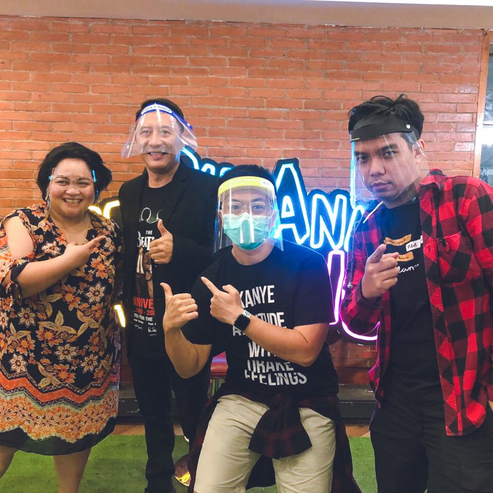 gen987fm's tweet photo. Sobat GEN, siapa yang dulu suka nonton Famili 100? Sama kayak @kemalmochtar @sinyoritaesperanza @diazdanar dulu nih suka nontonin @sonnytulung.real di TV 💚💚
_
Apa momen yang paling kamu suka di #IniNormalShow hari ini? Survei membuktikan! 
#semangatpaginampol #genampol #nampol https://t.co/TOXXHajk2z