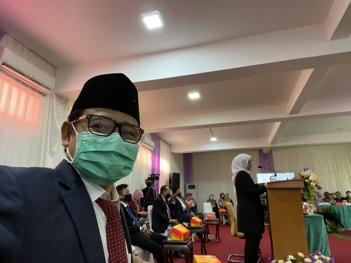 Selamat <a href="/idafauziyah/">Ida Fauziyah</a> jadi doktor baru ilmu pemerintahan. Lihat sidang promosi Ida jadi banyak ide tentang pendidikan dan pemerintahan. Apa idemu ?
