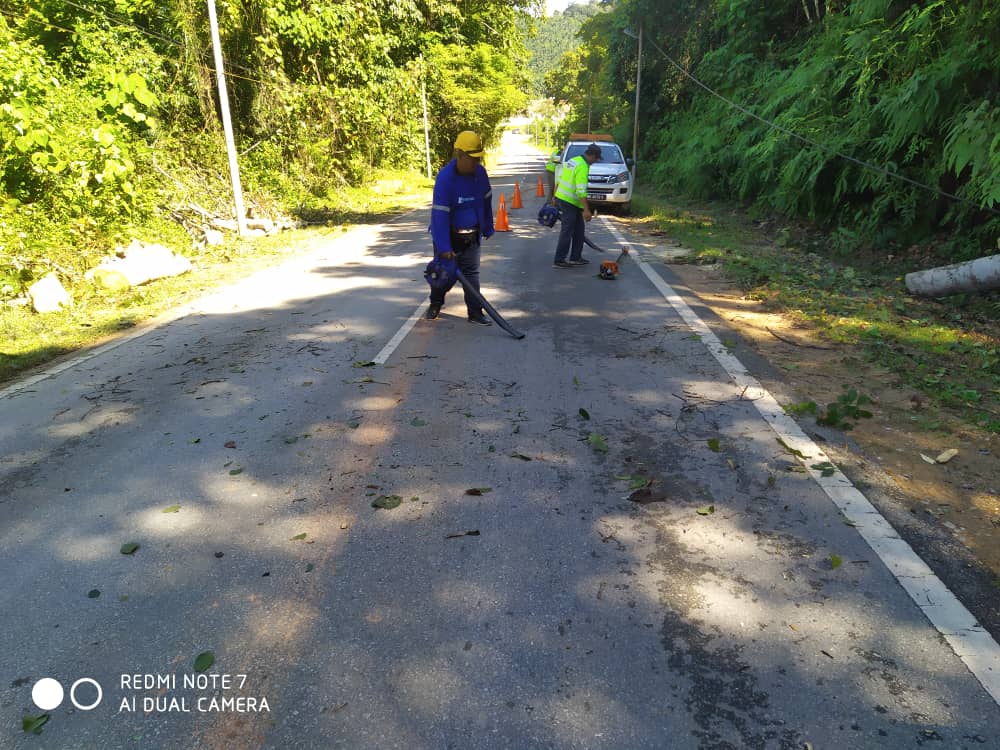 RcBentong's tweet photo. #teamroadcare kerja bersih #pokoktumbang di #ft1502 sec0.2 #raub @PetraJayaMP @MOWorks @JKRMalaysia @CSFJ_JKR @JKRPAHANG @JKR_Raub @Roadcare_Msia @Roadcare_Phg https://t.co/Jtm5RV0zGw
