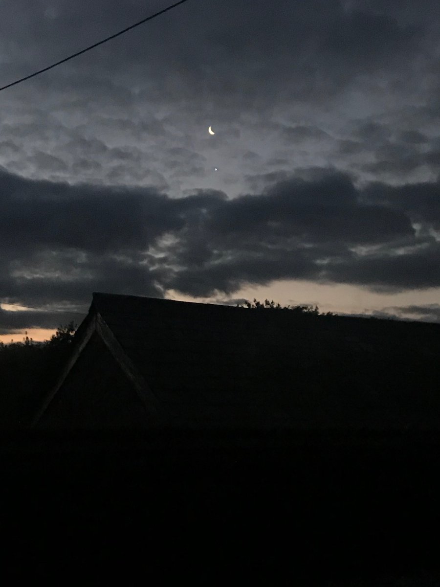 ninetiesbailey's tweet image. The moon this morning is absolutely incredible... and that star! I think it’s the brightest I’ve ever seen. Can’t do this sight I’m gazing at right now justice
