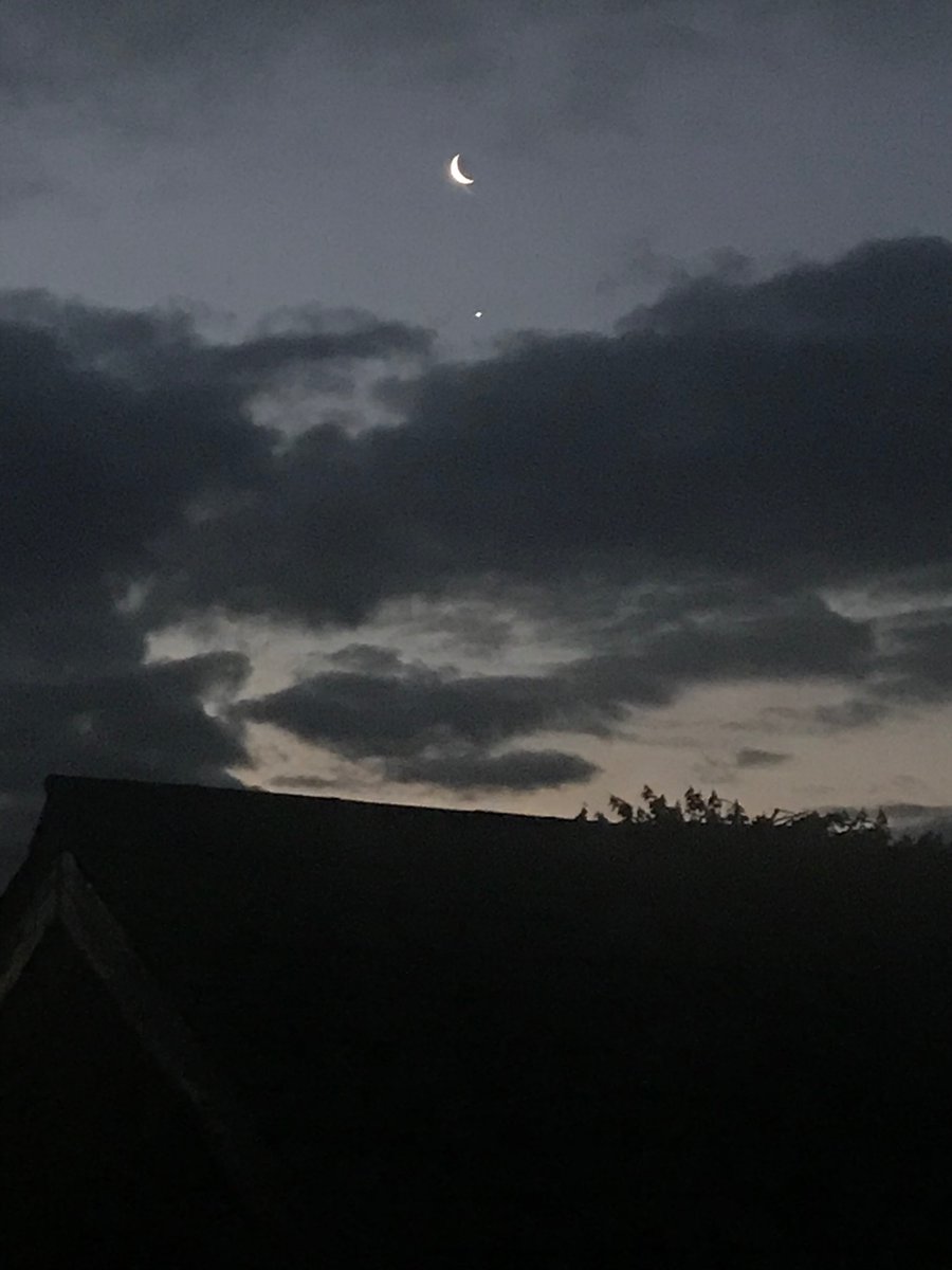 ninetiesbailey's tweet image. The moon this morning is absolutely incredible... and that star! I think it’s the brightest I’ve ever seen. Can’t do this sight I’m gazing at right now justice