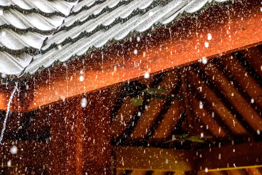 Капель стучит по крышам. Крыша дождь. Дождь по крыше. Крыша под дождем. Ливень с крыши.