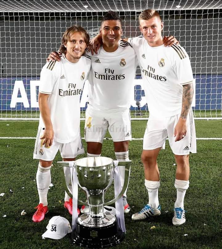 ANFPChlIe's tweet photo. Un mundial, una copa américa, un subcampeonato del mundo, 2 ligas, 4 champions, 2 mundiales de clubes. El mejor mediocampo del mundo. https://t.co/F0NlIOR6RF