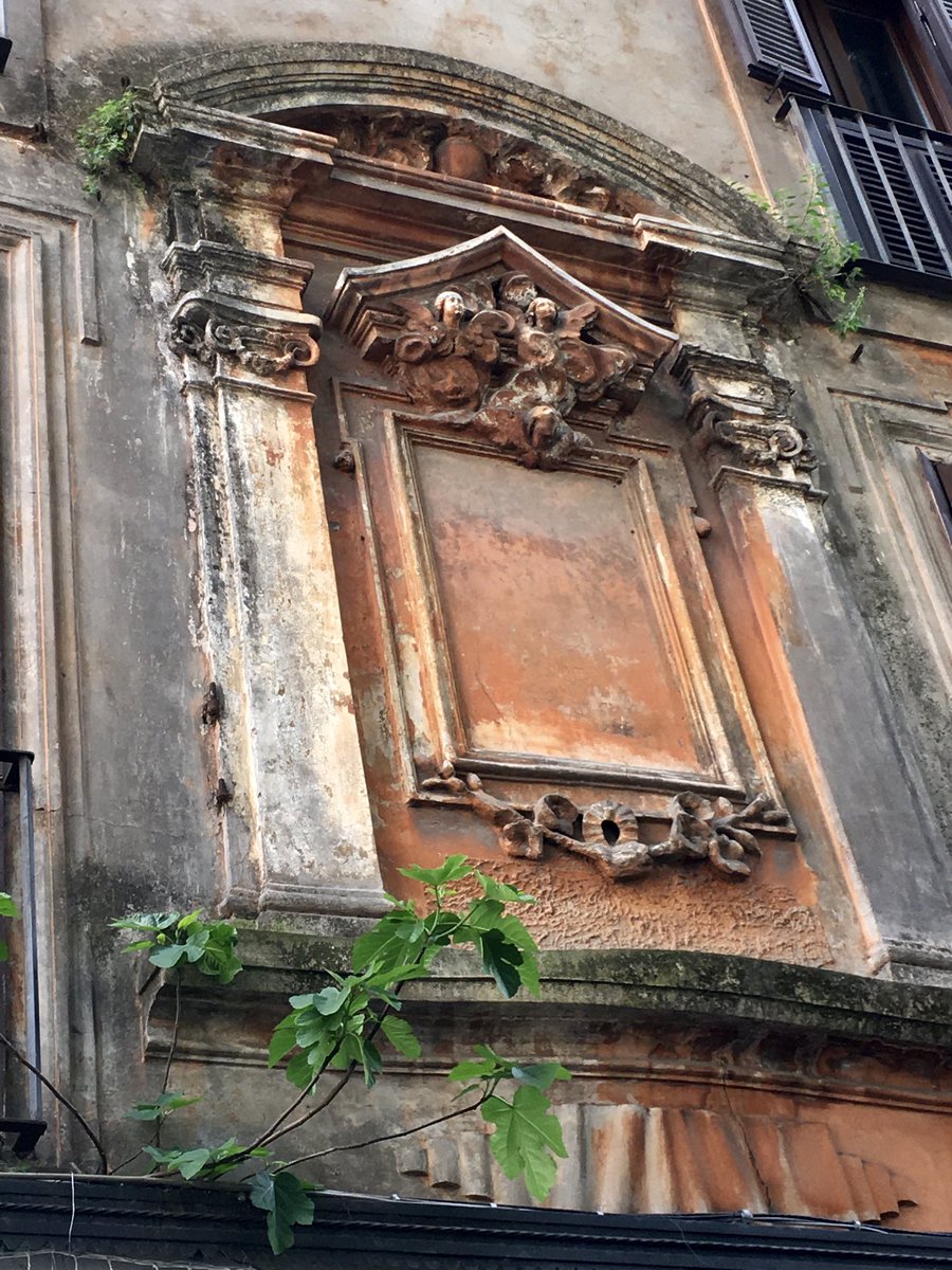 Una cornice così elaborata ... l'immagine deve essere stata bella 🙏
#Trastevere
#Roma 🤍
#Rome
#RomeisUs