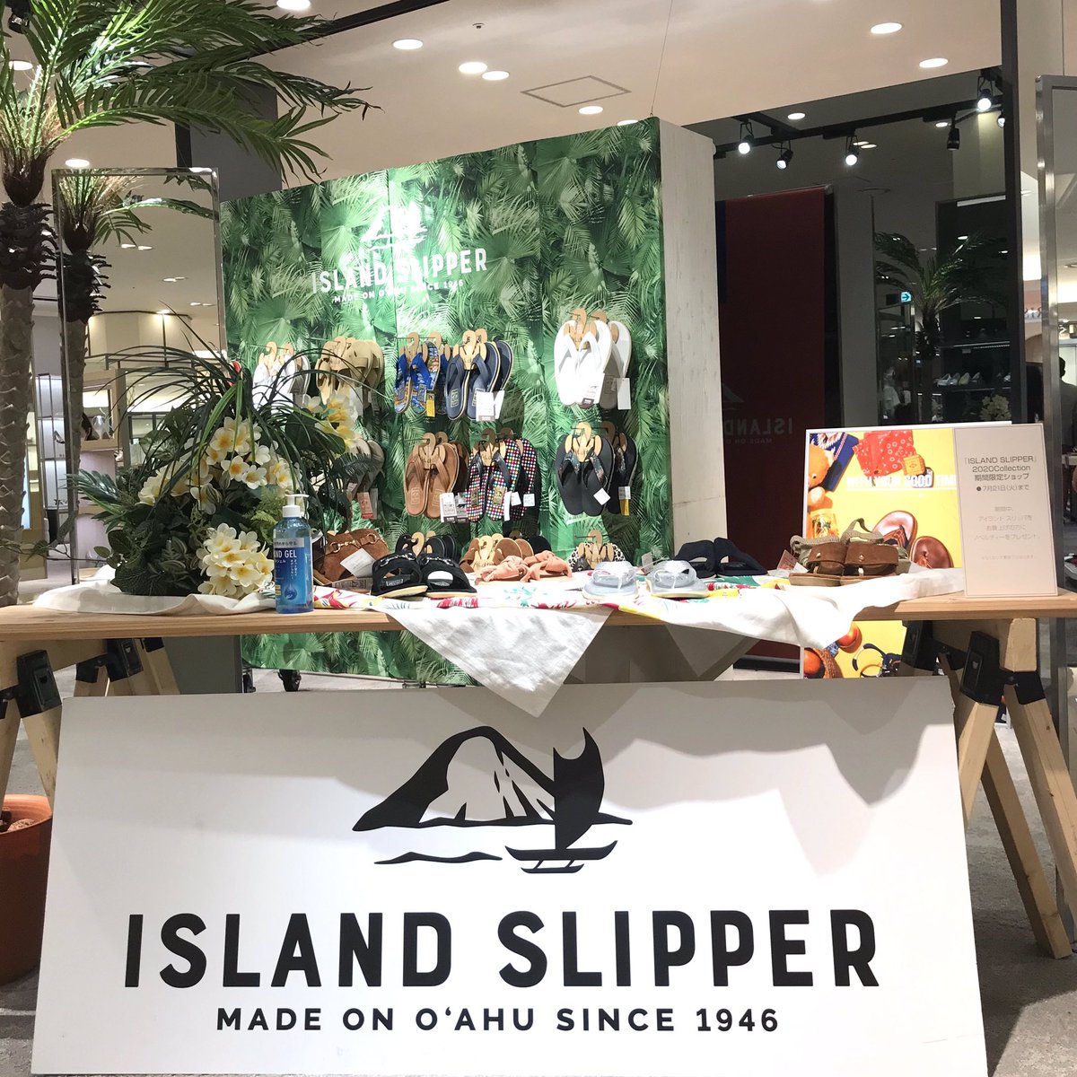 Hankyu Mode アイランドスリッパ の期間限定ショップが登場 ハワイの伝統的なプリント生地や 厳選したレザーパーツを使用し 丁寧に作り上げたサンダル 7 21 火 まで 4階 コトコトステージ42 阪急メンズ大阪 1階 メインステージ A Hankyumode