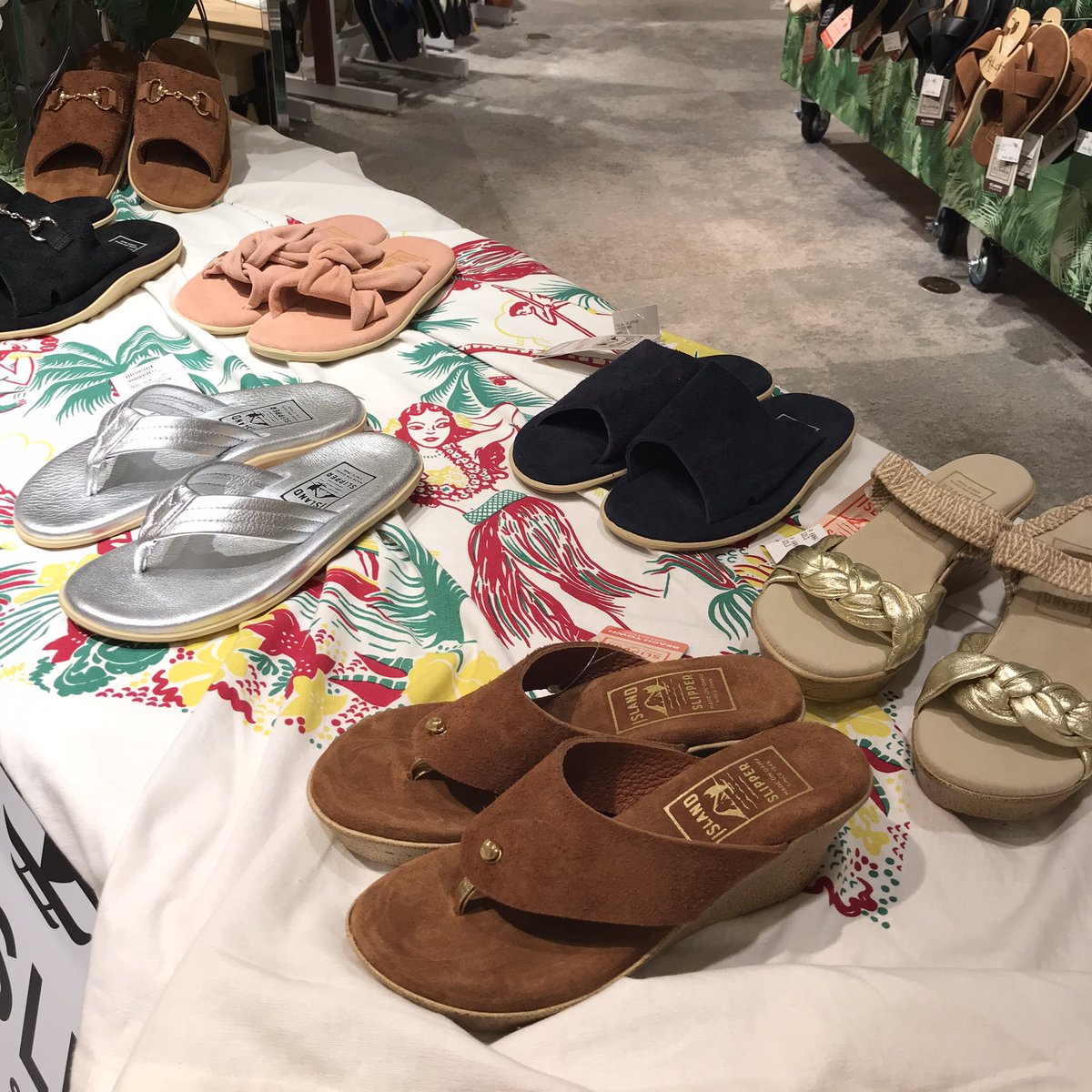 Hankyu Mode アイランドスリッパ の期間限定ショップが登場 ハワイの伝統的なプリント生地や 厳選したレザーパーツを使用し 丁寧に作り上げたサンダル 7 21 火 まで 4階 コトコトステージ42 阪急メンズ大阪 1階 メインステージ A Hankyumode