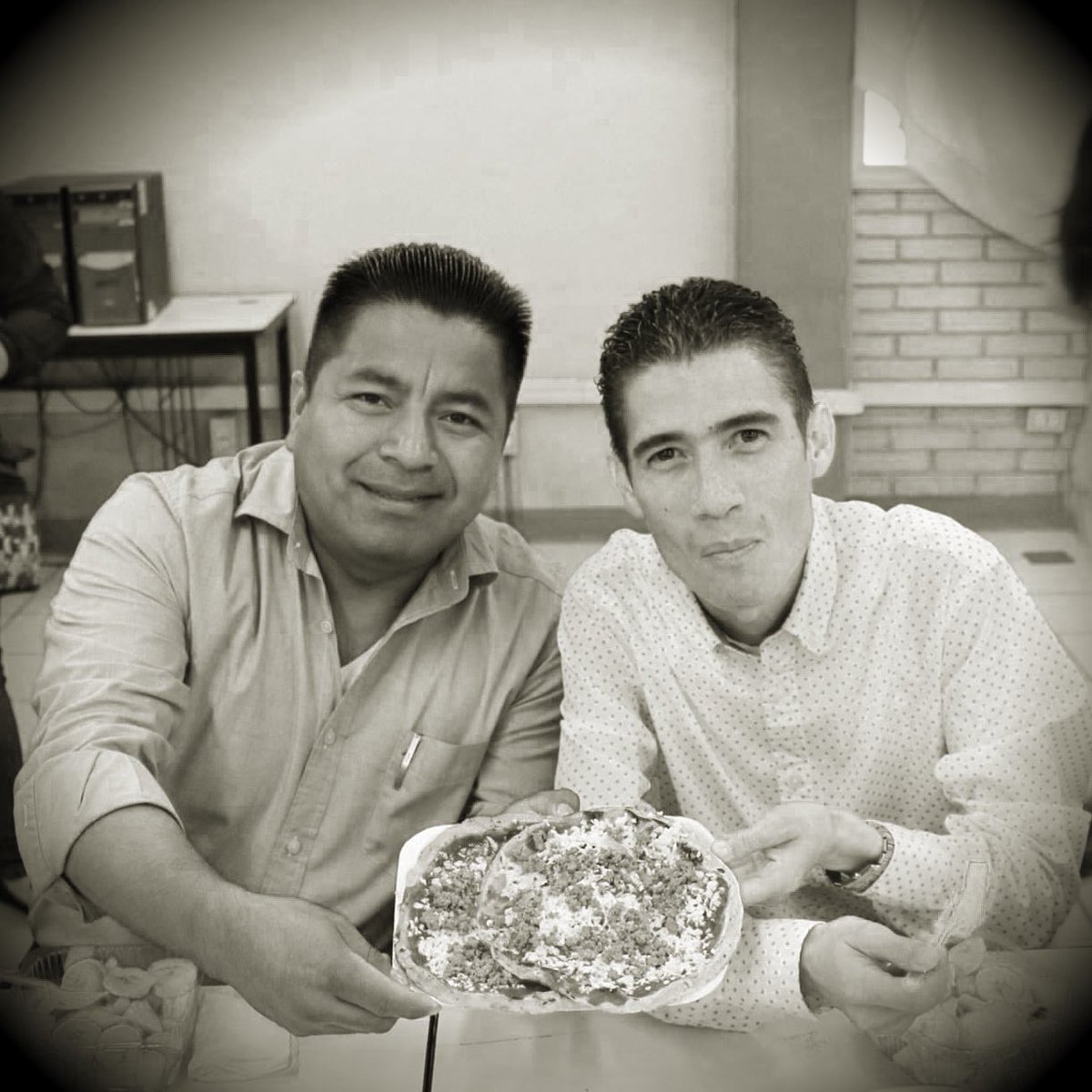 FerHuertaDip's tweet photo. TOCAYO, siento mucho enterarme de tu partida, puedo imaginar tu angustia al saber que tus hijos aún son chiquitos, durante más de 30 días le diste la batalla a este terrible virus, te vas como un guerrero hermano. 
DESCANSA EN PAZ FERNANDO BAUTISTA DAVILA https://t.co/sk1AbVy3uu