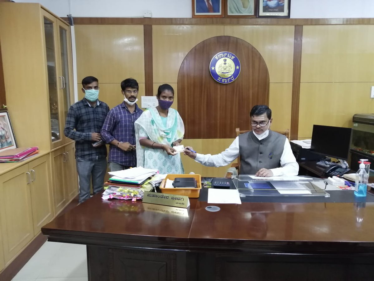 Deputy Commissioner Davangere Distributed Ayushman Bharath-Arogya Karnataka Cards to Employees  #sevasindhu #CSCDiwas <a href="/vara0206/">varaprasad Reddy kas</a> <a href="/janasevadvg/">janaseva</a> @BASAVAR35587525