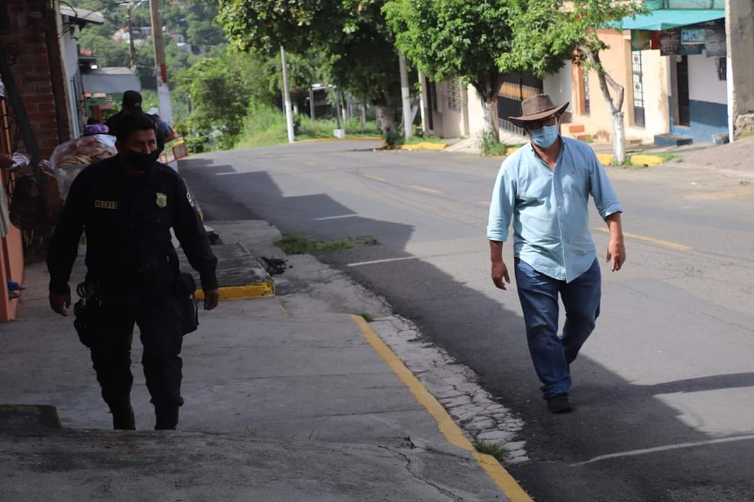 alcaldiarmenia's tweet photo. ENTREGA FINAL DE PAQUETE SOLIDARIO ALCALDÍA DE ARMENIA Con la confianza en Dios y un gran equipo de colaboradores LOGRAMOS LA META 14 MIL PAQUETES SUPERAMOS LA ENTREGA ANTERIOR) Gracias por c/ sonrisa 
JUL 16 DE 2020 PAQUETES ENTREGADOS: 632
BARRIO LA CRUZ
-Pje Agua Caliente https://t.co/sHnp12T4PM