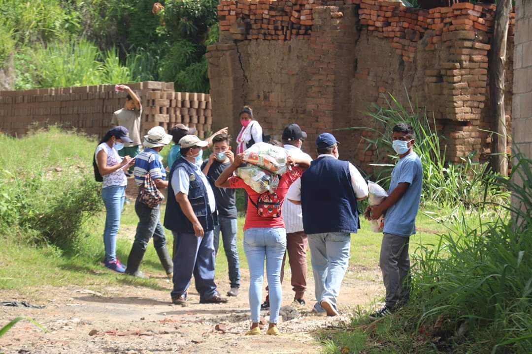 alcaldiarmenia's tweet photo. ENTREGA FINAL DE PAQUETE SOLIDARIO ALCALDÍA DE ARMENIA Con la confianza en Dios y un gran equipo de colaboradores LOGRAMOS LA META 14 MIL PAQUETES SUPERAMOS LA ENTREGA ANTERIOR) Gracias por c/ sonrisa 
JUL 16 DE 2020 PAQUETES ENTREGADOS: 632
BARRIO LA CRUZ
-Pje Agua Caliente https://t.co/sHnp12T4PM