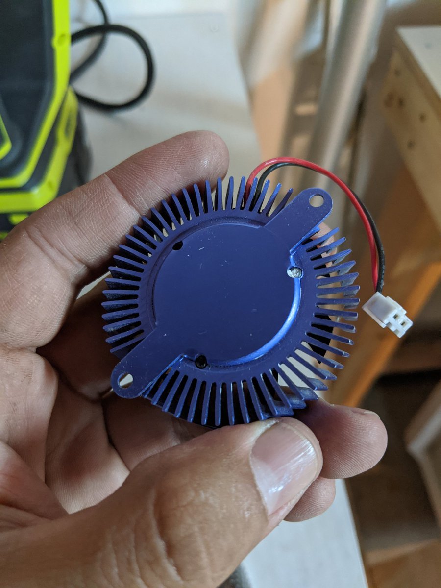 hugoa_tech's tweet photo. Once upon a time, high end #GPUs were cooled by these tiny coolers. No triple fans or copper heat pipes here, folks. #nostalgia #Geforce3 #radeon9800 #geforce4ti4200 #nvidia #radeon https://t.co/lrtxh4SA8w