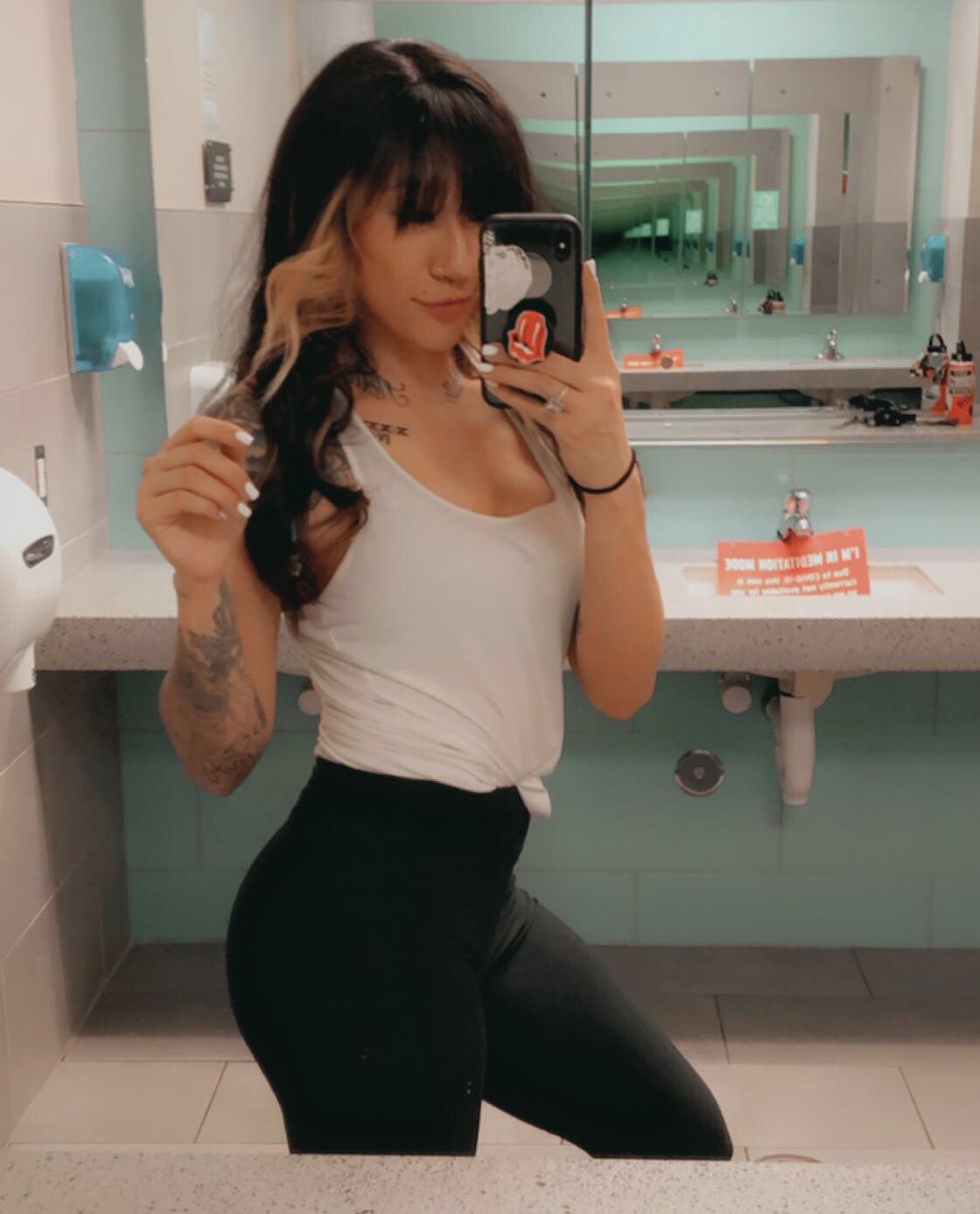 uhhvette_'s tweet photo. Cutie w/ some looty #buttpump https://t.co/0UsGGzVuko