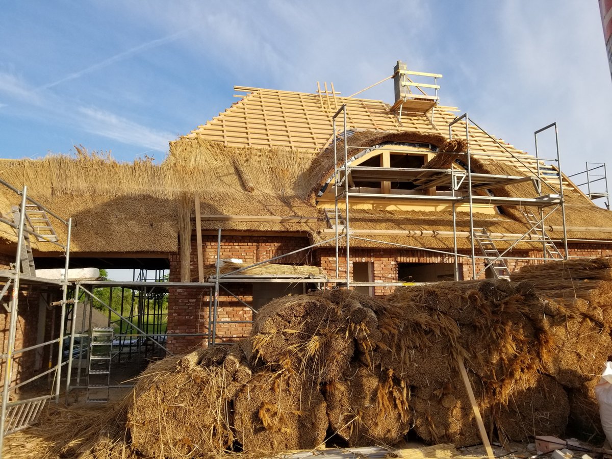 FehmarnNews's tweet photo. Hier noch im Bau, zwischenzeitlich aber fertig, ein Reetdach in Lemkendorf.
#Fehmarn #Lemkendorf #Reetdach https://t.co/CGDvL7uGp6