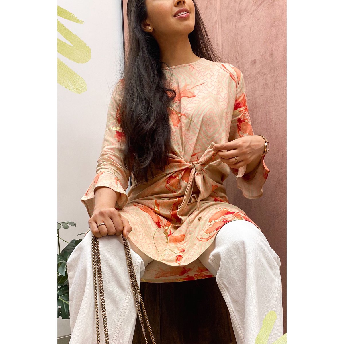 ThreeThree_in's tweet photo. How to give that one outfit a different look each time? Three Three shows you how to style the same top in two cool and easy ways!

📍- Three|Three Store, Sector 17, Vashi, Navi Mumbai - 400703

#ModernicLuxe 
#ThreeThreeStore #vashi #summercollection #summer #indianclothing https://t.co/3JCZpmrJ4F